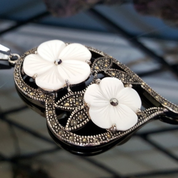 WHITE SALE❣Mother of Pearl Flowers n Heart Pendant - Picture 5 of 7